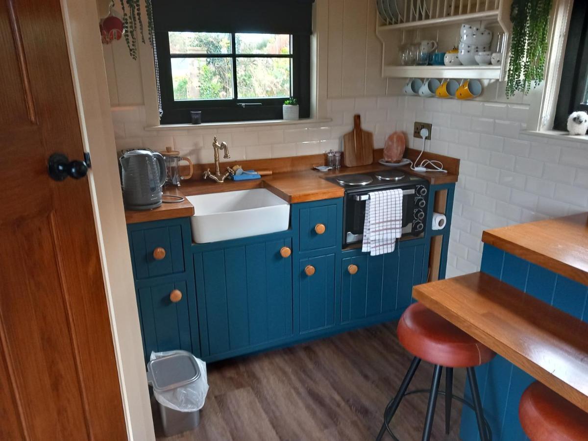 Delightful Shepherds Hut Westport Exterior foto
